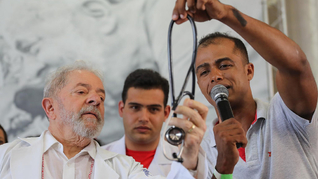 Médicos de Sergipe oferecem estetoscópio e jaleco em homenagem a Lula. Foto: Ricardo Stuckert