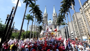 Protesto das centrais na Praça da Sé, em São Paulo, no último dia 10, na véspera da entrada em vigor da lei que alterou a CLT: mudança acata sugestões feitas pelas confederações da indústria e da agropecuária. Foto: Paulo Pinto/Fotos Públicas