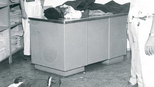 Massacre de Ipatinga: do lado de fora, ainda perplexos, trabalhadores observam corpos de duas das vítimas / Antônio Cocenza/Jornal Estado de Minas