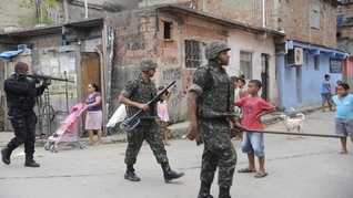 Em 2014, o Complexo da Maré foi ocupado por 1.500 soldados. Uma intervenção que custou R$ 12 milhões por dia sem ter resolvido a violência. Tomaz Silva/ABR