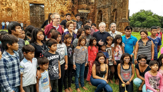 Indígenas da etnia Kaingang conversaram e tiraram fotos com o ex-presidente Lula / Leonardo Fernandes/BdF