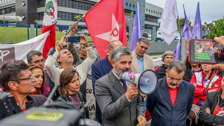 Medeiros conversa com apoiadores de Lula em frente à PF. Foto: Eduardo Matysiak