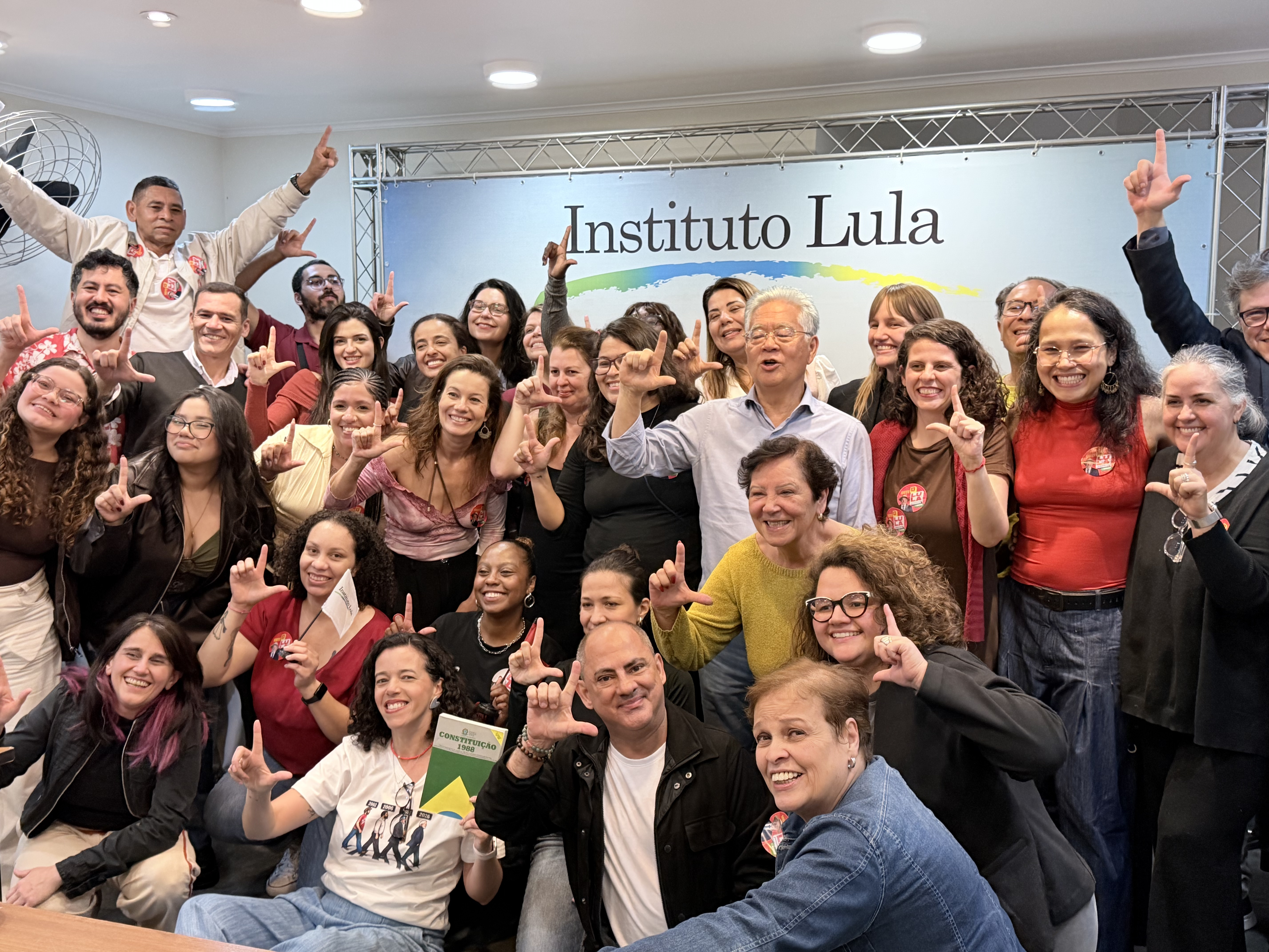 O Instituto Lula comemorou os 81 anos do presidente Luiz Inácio Lula da Silva, celebrados em 27 de outubro. Durante o encontro com apoiadores, o diretor Paulo Okamotto também celebrou a vitória nas eleições de 2026 e agradeceu a todos que fizeram parte dessa conquista.Origens e trabalhoA história de Luiz Inácio Lula da Silva começa em Garanhuns, no interior de Pernambuco, onde nasceu em 27 de outubro de 1945. Ainda criança, precisou deixar sua cidade com a família e se mudar para São Paulo. Foi como torneiro mecânico e dirigente sindical no ABC paulista que ficou conhecido, antes de entrar para a política institucional.Presidente Lula é o segundo da direita para a esquerda junto da turma de alunos do curso de torneiro mecânico. Foto tirada entre os anos de 1961 e 1962 no Senai Ipiranga.Liderança sindicalLula começou a trabalhar muito jovem e se formou como torneiro mecânico no SENAI. Nos anos 1970, tornou-se dirigente sindical no ABC paulista. Em 1975, foi eleito presidente do Sindicato dos Metalúrgicos de São Bernardo do Campo, época marcada por mobilizações de trabalhadores contra a exploração do trabalho e a repressão da ditadura militar.Em 1980, participou da fundação do Partido dos Trabalhadores (PT), ao lado de sindicalistas, movimentos sociais e intelectuais. Seis anos depois, foi eleito deputado federal por São Paulo e participou da Assembleia Nacional Constituinte. Sua primeira candidatura à Presidência aconteceu em 1989, quando chegou ao segundo turno contra Fernando Collor, mas perdeu a eleição. Na véspera da votação, o último debate exibido pelo Jornal Nacional, da Rede Globo, selecionou os melhores momentos de Collor e deu ao candidato mais tempo de tela, favorecendo sua imagem para o grande público. Lula também disputou a Presidência em 1994 e 1998, antes de subir a rampa do Palácio do Planalto em 2002.Foto: Mônica ZarattiniPrimeira vitóriaE foi justamente no dia do seu aniversário que Lula conquistou a primeira vitória presidencial. O segundo turno da eleição de 2002 aconteceu em 27 de outubro. Naquele dia, quando completava 57 anos, Lula venceu José Serra e foi eleito presidente do Brasil. Em 2006, conquistou a reeleição e permaneceu no cargo até o fim de 2010. Os seus dois mandatos foram reconhecidos mundialmente por políticas públicas de combate à fome e às desigualdades a partir da transferência de renda, valorização de salários, expansão do acesso ao ensino superior, entre outras medidas.Foto: Wilson Dias/Agência BrasilPerdas e perseguiçãoEm 2017, enquanto a Operação Lava Jato investigava Lula e sua família, Dona Marisa Letícia, sua companheira por mais de quatro décadas, faleceu. Além do luto, o casal foi alvo de uma exposição desrespeitosa, em um ambiente de hostilidade pública. A morte de Marisa foi recebida com solidariedade por parte da população, mas também virou motivo de ataques e comemorações nas redes sociais. Nesse ano, o antipetismo ganhou força e a circulação de notícias falsas ajudou a disseminar a rejeição a Lula, com conteúdos que o associavam à corrupção e distorciam informações sobre sua vida e sua atuação política. Esse ambiente de desinformação e polarização contribuiu para o crescimento do bolsonarismo, que transformou a oposição a Lula e ao PT em sua principal força de mobilização política.No ano seguinte, sua trajetória foi interrompida por uma injustiça. Em 2018, começou a cumprir pena após ser condenado no caso do triplex do Guarujá. Ficou 580 dias preso em Curitiba e foi impedido de disputar a eleição daquele ano.Foto: Francisco PronerDireitos estabelecidosA situação mudou em 2021. O Supremo Tribunal Federal anulou as condenações de Lula porque entendeu que a 13ª Vara Federal de Curitiba não tinha competência para julgar os processos. A Corte concluiu que os casos não tinham vínculo direto com os desvios na Petrobras que justificavam a atuação daquela vara judicial.No mesmo ano, o STF reconheceu a parcialidade de Sergio Moro na condução do processo do triplex e anulou suas decisões no caso. A decisão foi mantida pelo Plenário da Corte.Foto: Ricardo StuckertO retornoCom a volta dos seus direitos políticos, Lula disputou a presidência em 2022 e venceu Jair Bolsonaro. A vitória representou uma reação popular contra o governo do seu adversário, conduzido por ataques ao sistema eleitoral, disparos de notícias falsas, retrocessos na fiscalização ambiental, legalização de jogos de azar e uma condução da pandemia de Covid-19 que contrariou recomendações científicas, deixando mais de 700 mil mortos no país. Também estava em disputa o futuro das políticas sociais, no momento em que o Brasil retornava ao mapa da fome.Após quatro anos de um governo de reconstrução, em 2026, Lula voltou a enfrentar o bolsonarismo, desta vez representado por Flávio Bolsonaro, filho de Jair, e conquistou um quarto mandato nas urnas. A campanha desse ano aconteceu em meio a investigações envolvendo Flávio, como o caso da “rachadinha”, suspeitas de lavagem de dinheiro em uma loja de chocolates e apurações sobre suas relações financeiras com Daniel Vorcaro e com um advogado investigado por fraudes no INSS.Durante a disputa eleitoral, os movimentos sociais e a sociedade civil também denunciaram o funcionamento das plataformas digitais e o uso de estruturas públicas durante a campanha. A Meta, responsável pelo Instagram, Facebook e WhatsApp, foi questionada sobre a desigualdade na distribuição de conteúdos políticos que favoreciam a direita e aumentavam o alcance de publicações de Flávio e aliados. As denúncias alegam influência das Big Techs na disputa eleitoral, aliadas aos questionamentos sobre a redução da frota de ônibus em São Paulo e Salvador e às denúncias de uso da estrutura da Prefeitura paulistana em favor da campanha de Flávio.Foto: Paulo Pinto/Agência BrasilA virada históricaEsse cenário tornou a virada nas urnas ainda mais significativa, já que o primeiro turno encerrou com Flávio Bolsonaro na frente. Lula contou com uma grande mobilização popular, envolvendo movimentos sociais, juventude organizada, trabalhadores, idosos e diferentes setores da sociedade civil, que transformaram a campanha nas ruas e nas redes. A vitória no segundo turno, depois de perder o primeiro, é um acontecimento inédito na história das eleições presidenciais brasileiras e levou Lula ao seu quarto mandato.Lula carrega a memória de um povo que tantas vezes foi deixado para trás, mas nunca deixou de sonhar com um Brasil mais justo. Sua história se tornou parte da vida de milhões de brasileiros que encontraram em suas políticas a oportunidade de viver com dignidade e que aprenderam a enxergar o futuro com mais esperança. Aos 81 anos, sua caminhada segue marcada pelo cuidado com o povo brasileiro, pela força de quem nunca desistiu e pelo amor a um país onde todos possam ter o direito de sonhar, viver e ser feliz.Foto: Paulo Pinto/Agência Brasil