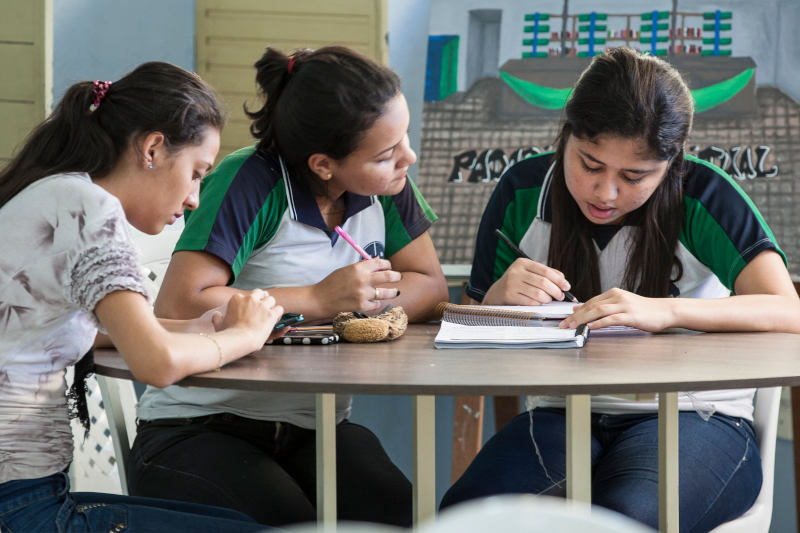 Milhões de crianças e jovens beneficiários tiveram frequência escolar acompanhada e altos índices de aprovação. Foto: Ubirajara Machado/MDS
