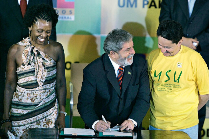 Presidente Lula ao lado de Solange Aparecida Ferreira de Campos, primeira bolsista do ProUni, e Sérgio Custódio, presidente do Movimento dos Sem-Universidade, durante o ato de assinatura do programa. Foto: Ricardo Stuckert