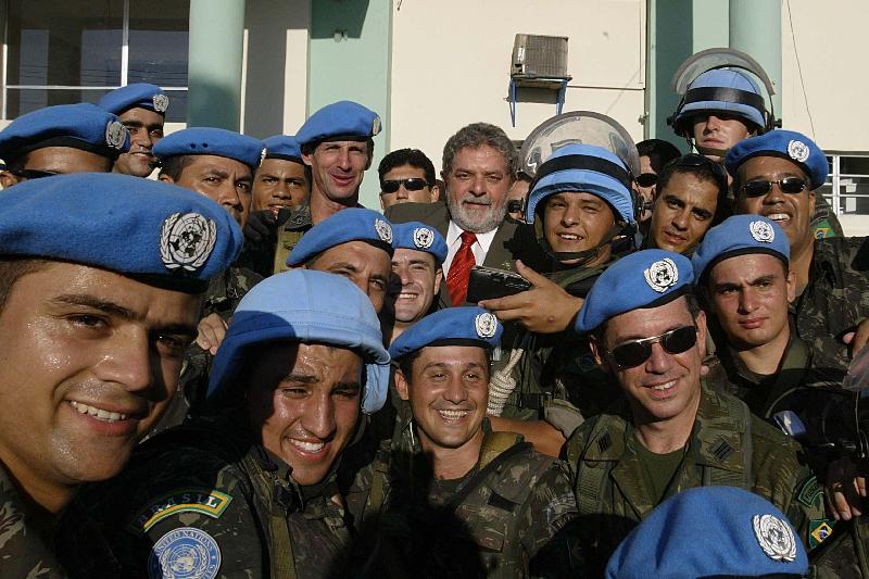 Lula com integrantes da Brigada de Paz no Haiti. | Foto: Ricardo Stuckert