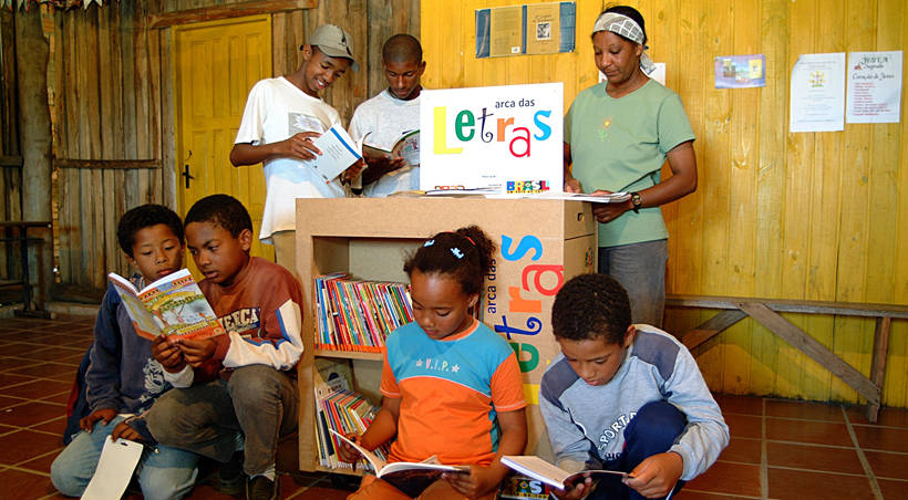 Bibliotecas de madeira, com cerca de 270 livros, ampliaram o acesso à educação e à cultura. | Foto: Ministério do Desenvolvimento Agrário (MDA)