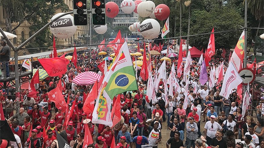1º de Maio unificado reúne milhares em Curitiba por Lula e eleições livres