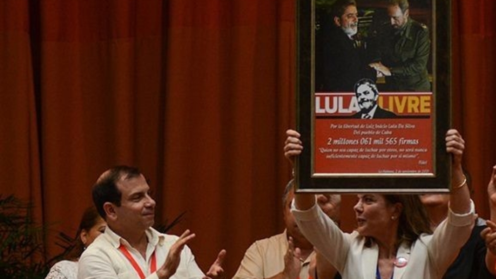 Cuba coleta 2 milhões de assinaturas por Lula livre