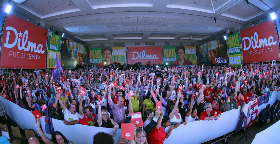 Ao lado de Lula, Dilma é aclamada candidata à reeleição