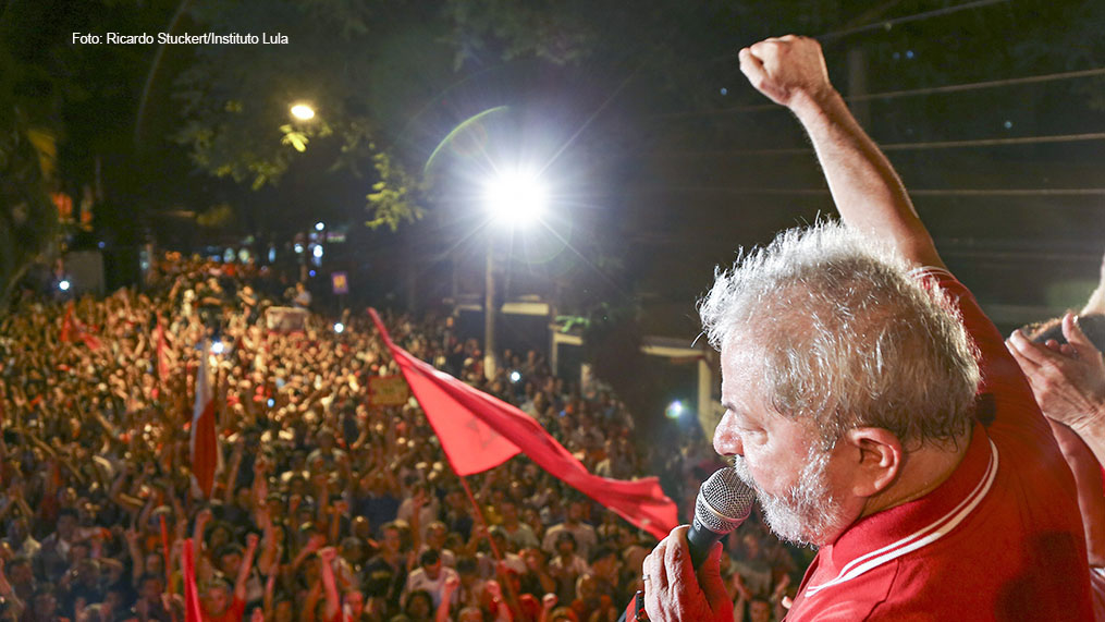Ao lado dos metalúrgicos, Lula alerta: "o golpe é contra os trabalhadores"