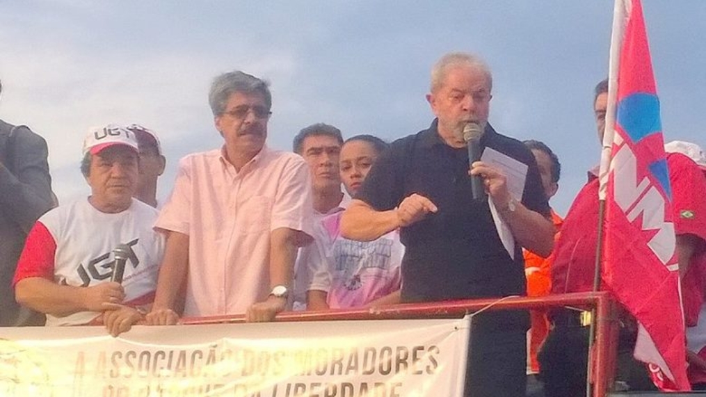 Atingidos pelo golpe, trabalhadores recebem Lula no Rio