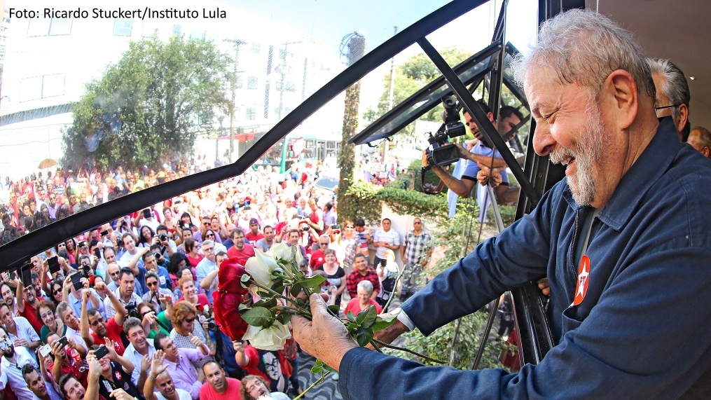Ato contra o ódio promove abraço simbólico ao Instituto Lula