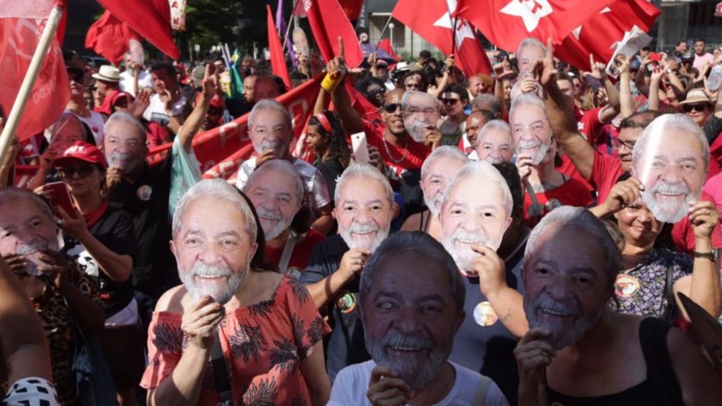 Ato ʽJustiça para Lulaʼ reúne milhares em São Paulo