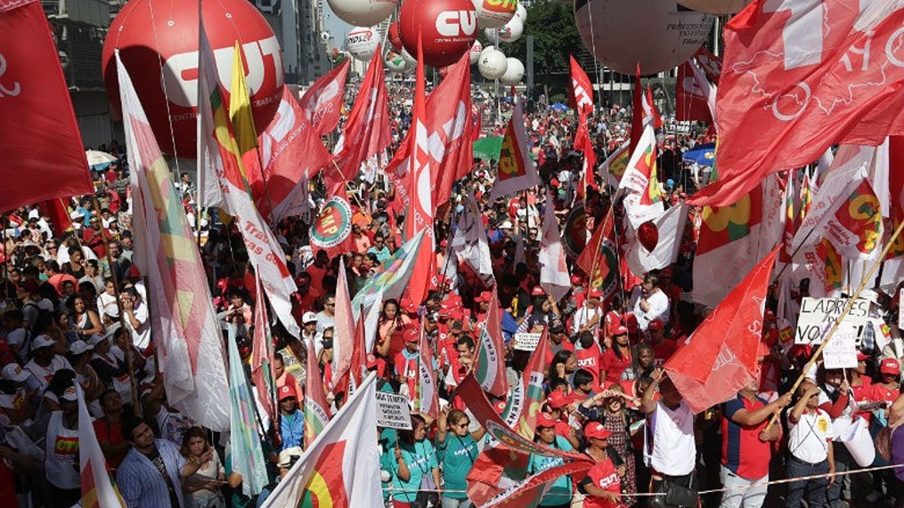 Atos por revogação da reforma, democracia e Lula marcarão o 1º de Maio