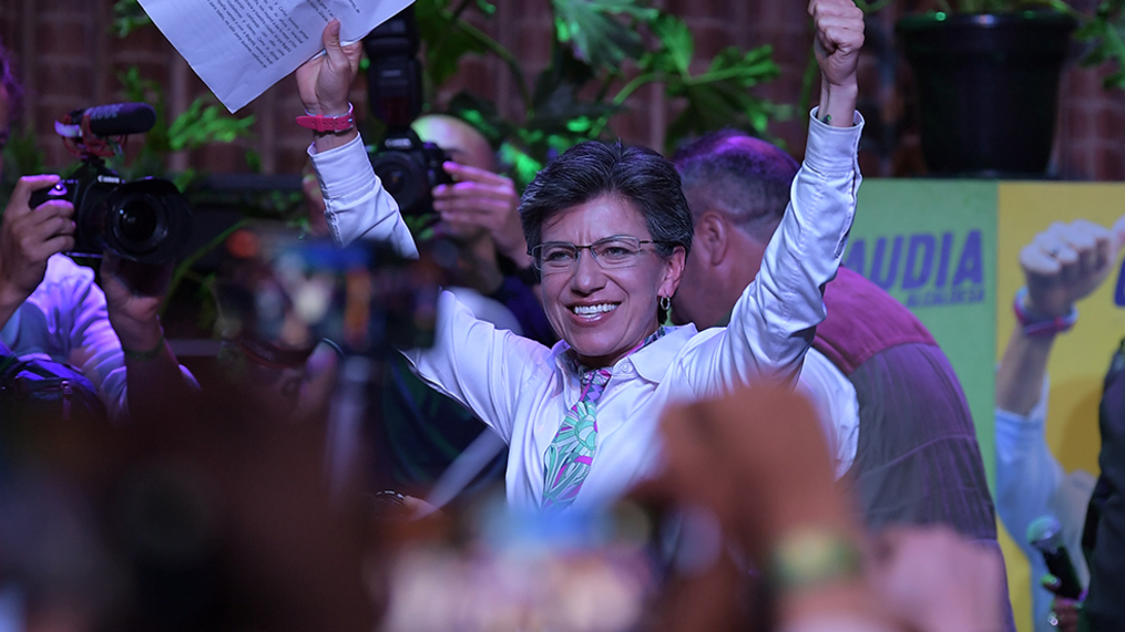 Bogotá rompe tradição e elege prefeita lésbica