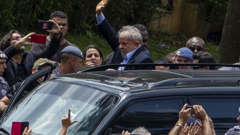 Caem os segredos em torno da saída de Lula para velório do neto