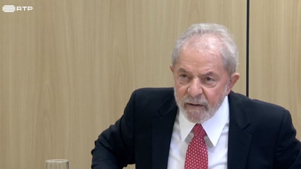 Caráter não se encontra no free shop, diz Lula à RTP