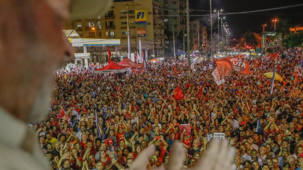 Caravana de Lula reúne multidão em São Leopoldo