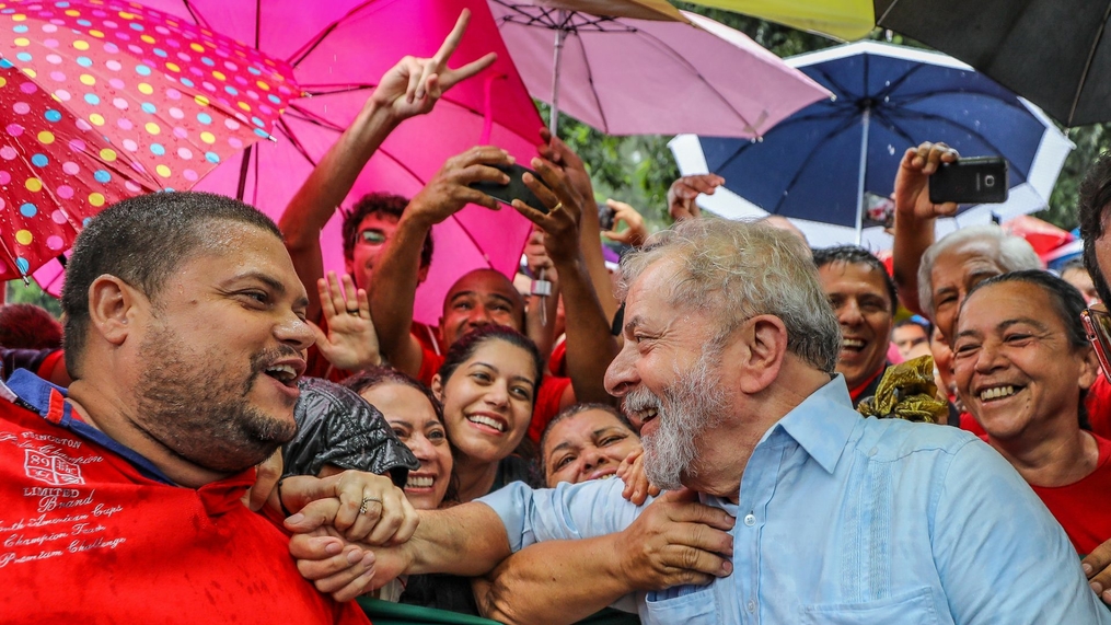 Carnaval promete se tornar ode à liberdade de Lula