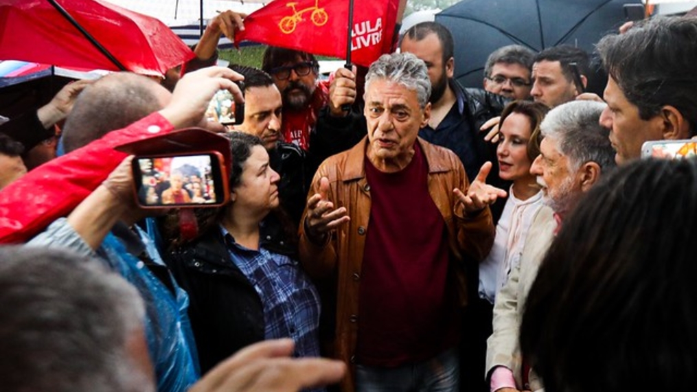 Chico Buarque visita Lula: “Ele segue com sua justa indignação”