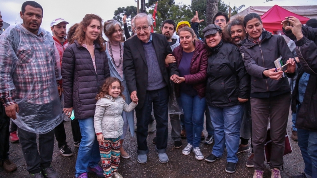Chomsky parabeniza desempenho de Lula em entrevista