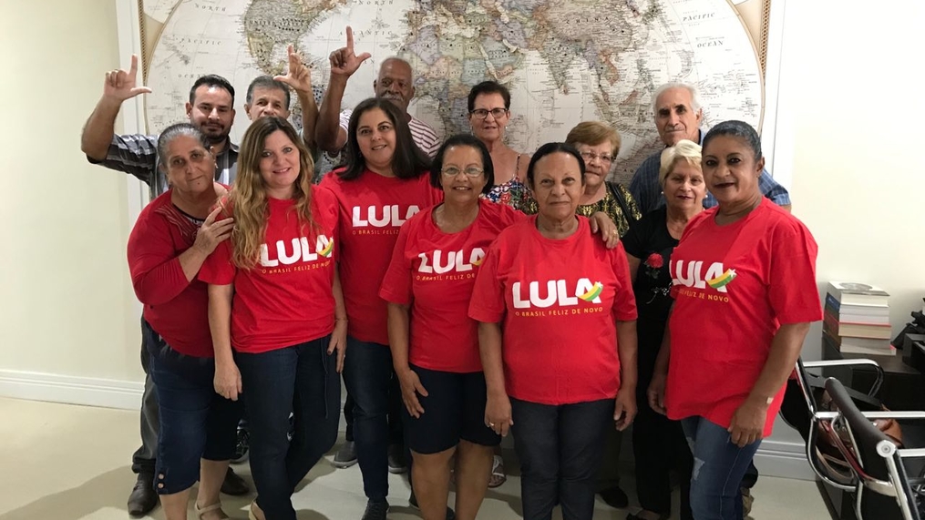 Dispostos a lutar, aposentados visitam Instituto Lula