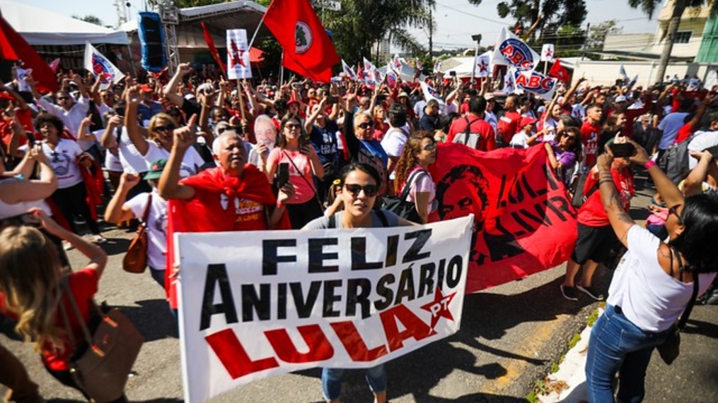 Como presente, Lula pede que não deixem destruir o país