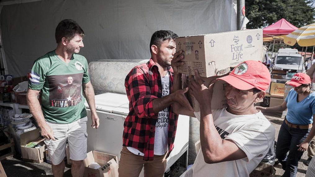 Curitibanos que vivem perto da PF abrem a casa e também colaboram com acampamento