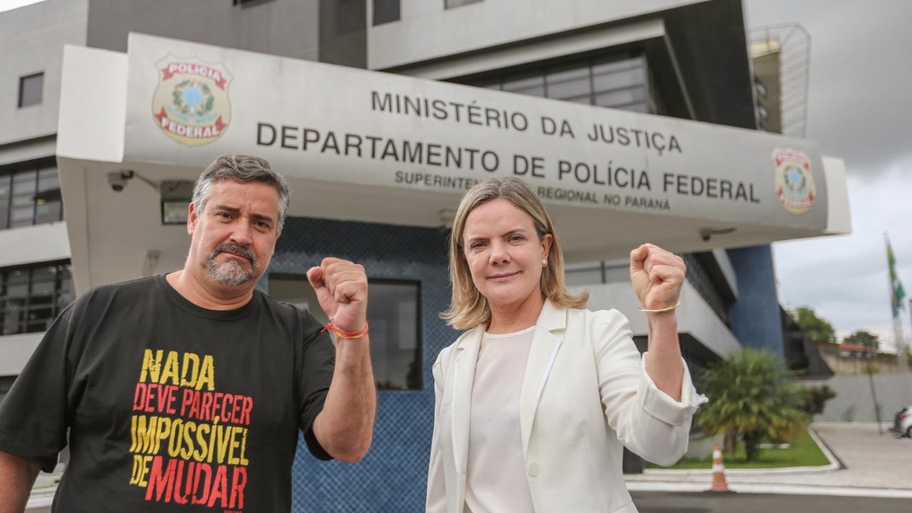 Temos que ir para as ruas, diz Gleisi após visita a Lula