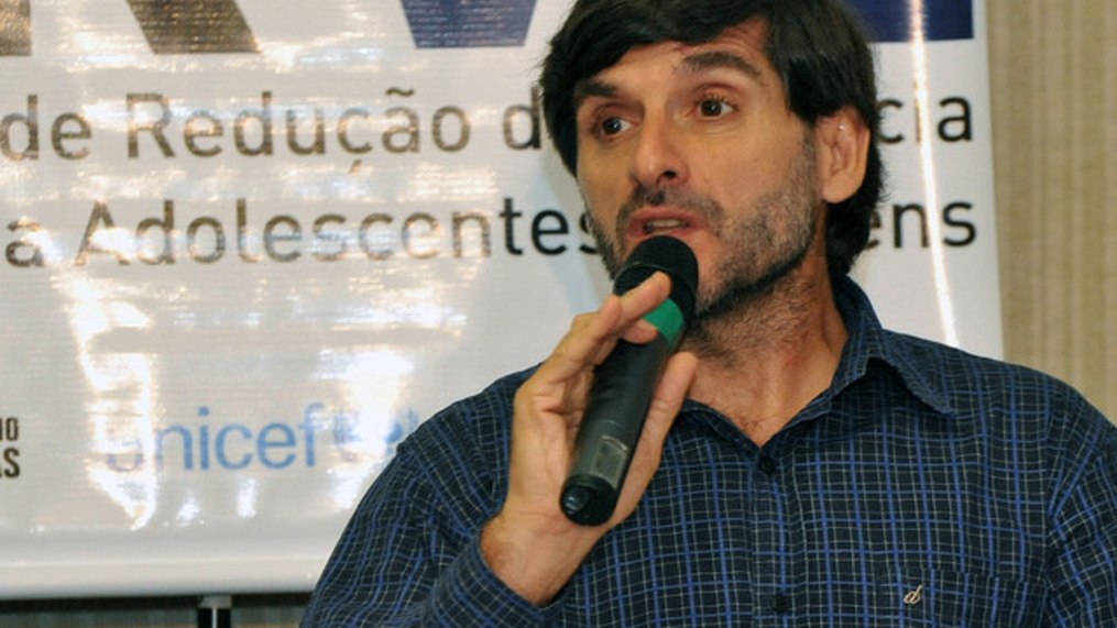 "É uma medida político-partidária", diz pesquisador sobre intervenção militar no Rio