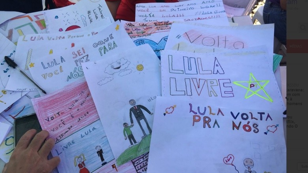Educação, artes e futebol no acampamento Lula Livre