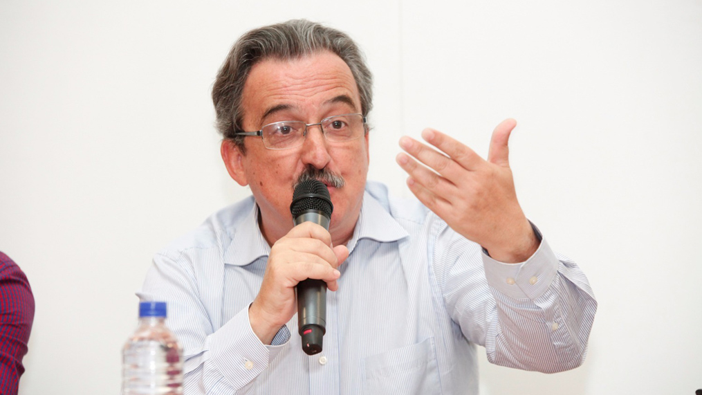 "Eleições são condição necessária, mas não suficiente para a democracia", diz Luiz Dulci