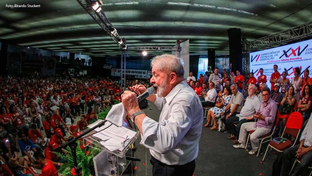 Em congresso de professores, Lula conclama união das esquerdas para luta contra perdas de direitos dos trabalhadores