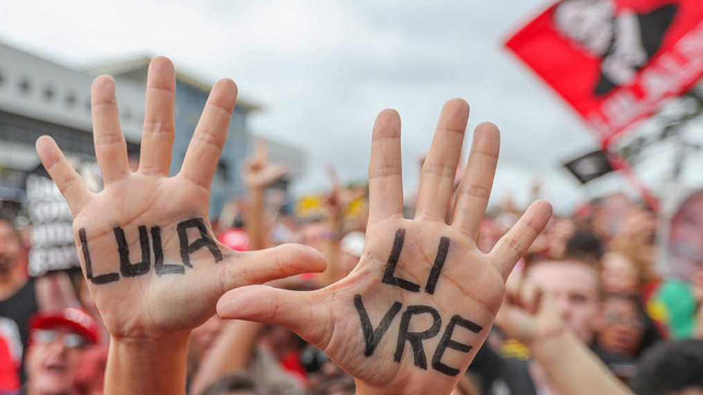 Em frente à prisão em Curitiba, mais de 10 mil pessoas pedem Lula Livre