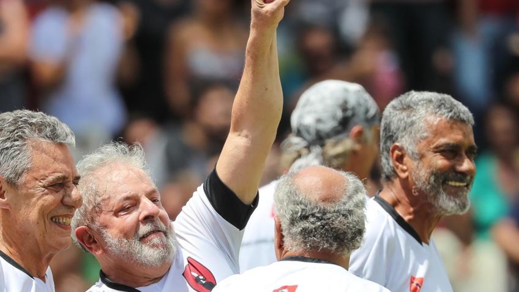 Em homenagem à Sócrates, Lula marca gol e tira camisa