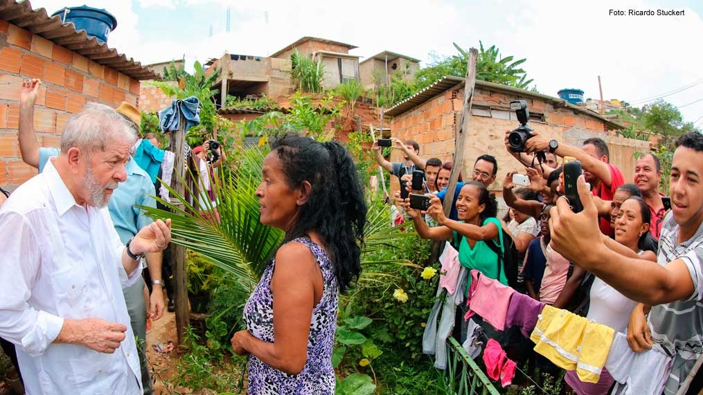 Em ocupação em BH, Lula defende direito à moradia