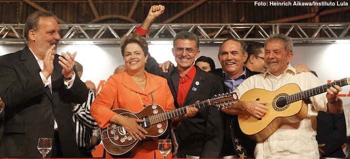 Em resposta às ofensas, Lula presenteia Dilma com símbolo de paz