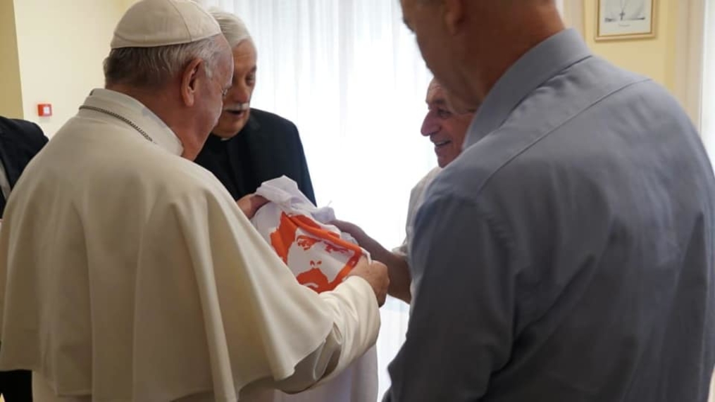 Papa Francisco recebe camiseta da campanha Lula Livre 