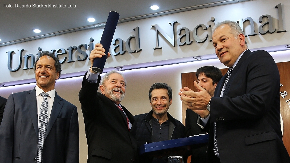 Em universidade na Argentina, Lula lembra que "a educação é sempre contra a barbárie"