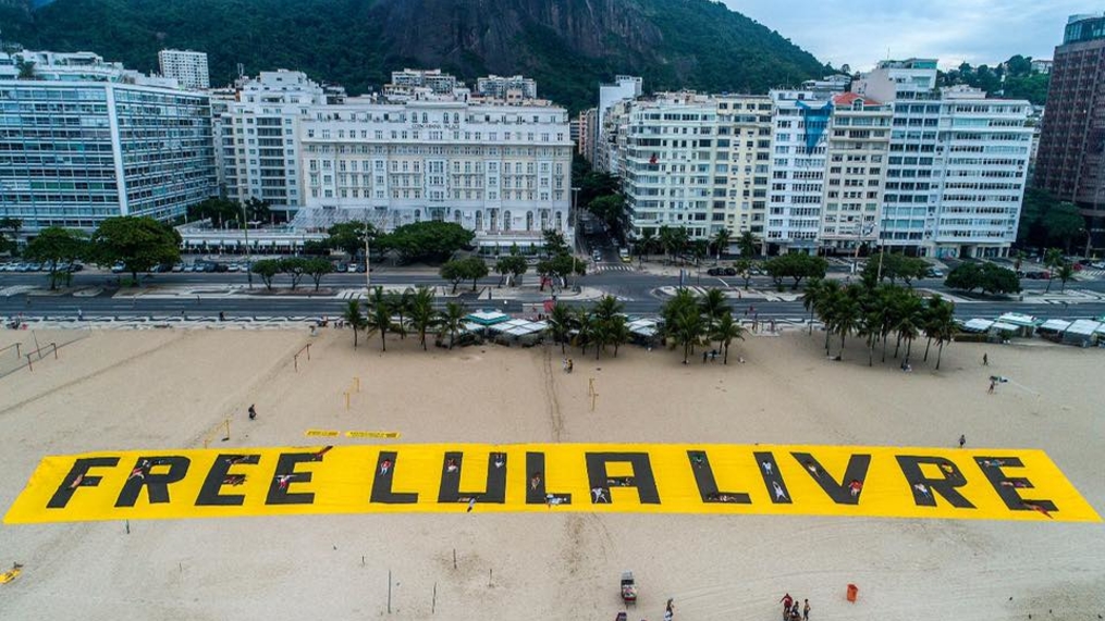 Faixa gigante por Lula livre é estendida em Copacabana