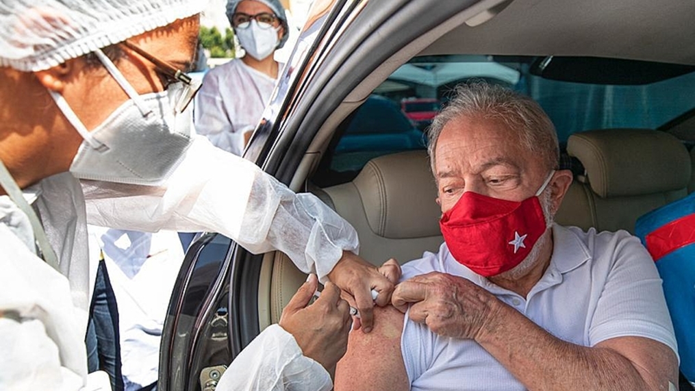 “Imprescindível”: Lula toma a primeira dose da vacina