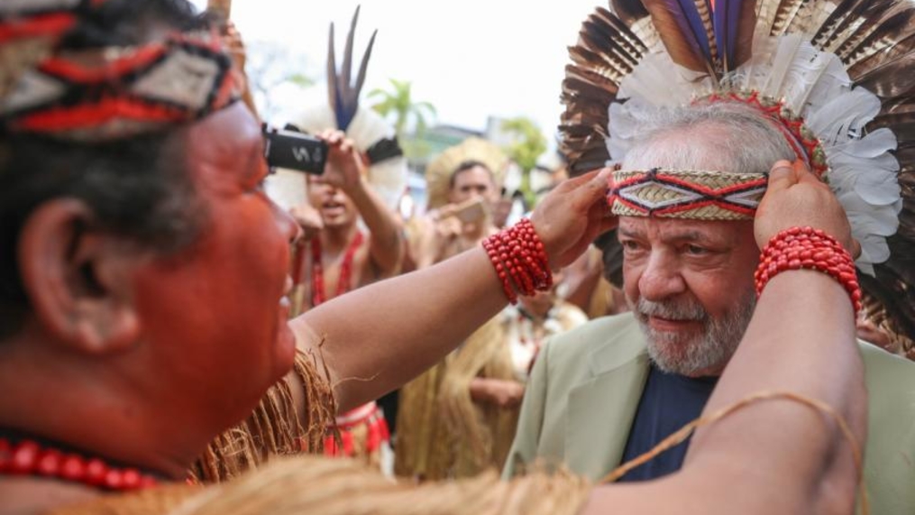 Indígenas homenageiam Lula em Salvador