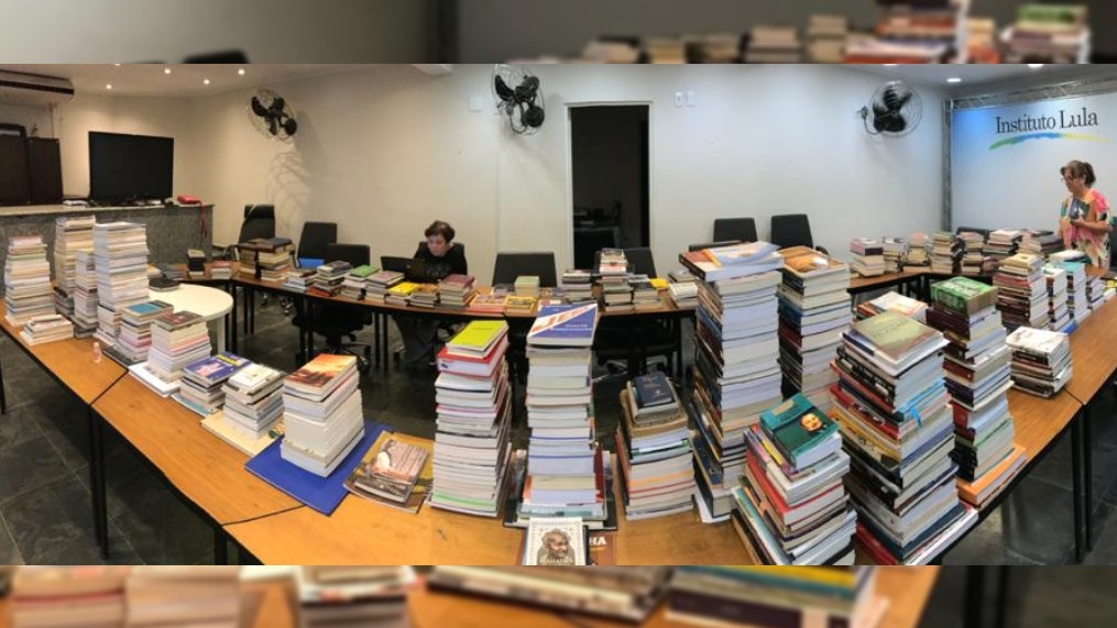 IIL cataloga mais de mil livros recebidos por Lula