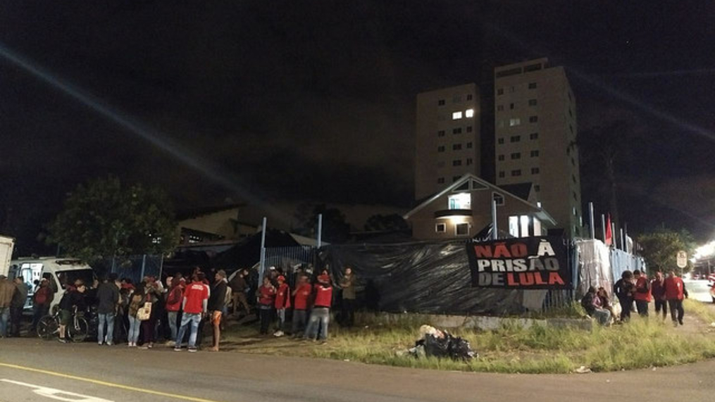 Integrantes do acampamento Lula Livre são agredidos 
