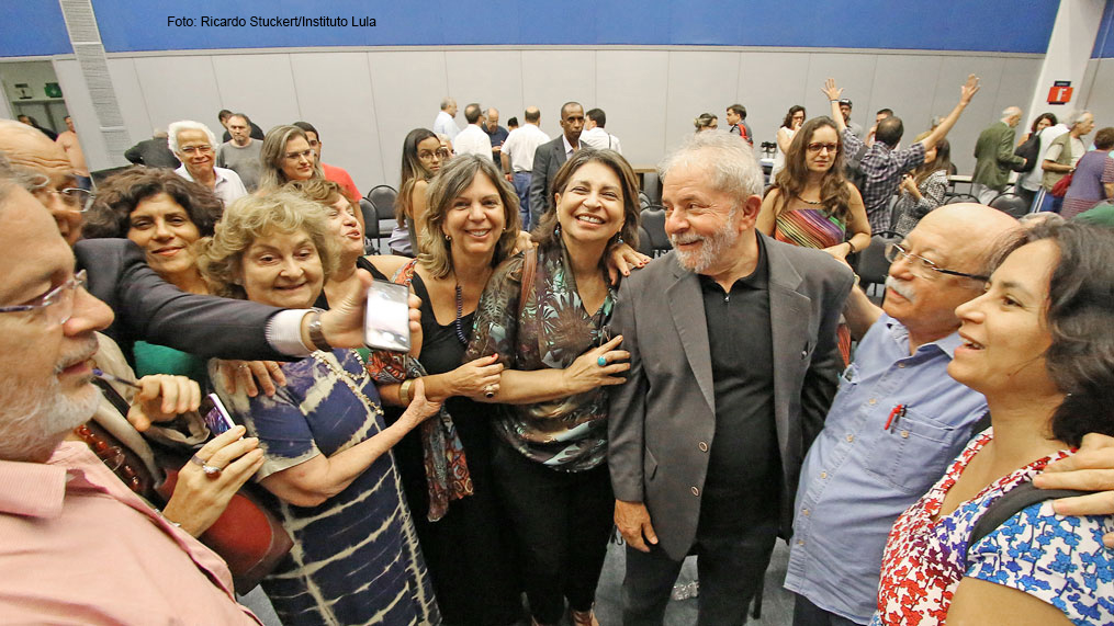 Intelectuais e artistas defendem projeto popular e repudiam perseguição a Lula