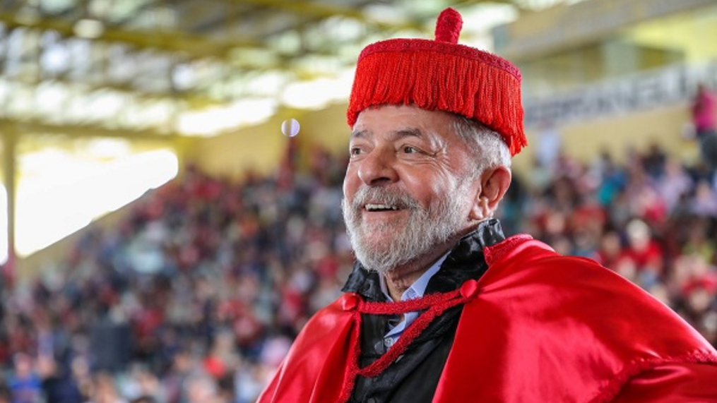 Juiz volta atrás e devolve honoris causa de Lula