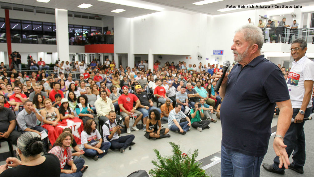 Lula, a jovens: Vocês precisam aflorar a política neste mundo novo