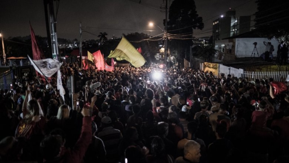 Lula chega em Curitiba com apoio do povo e bombas da PF