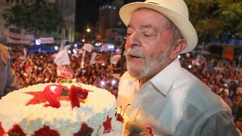 Lula comemora 72 anos em caravana e nos braços do povo mineiro